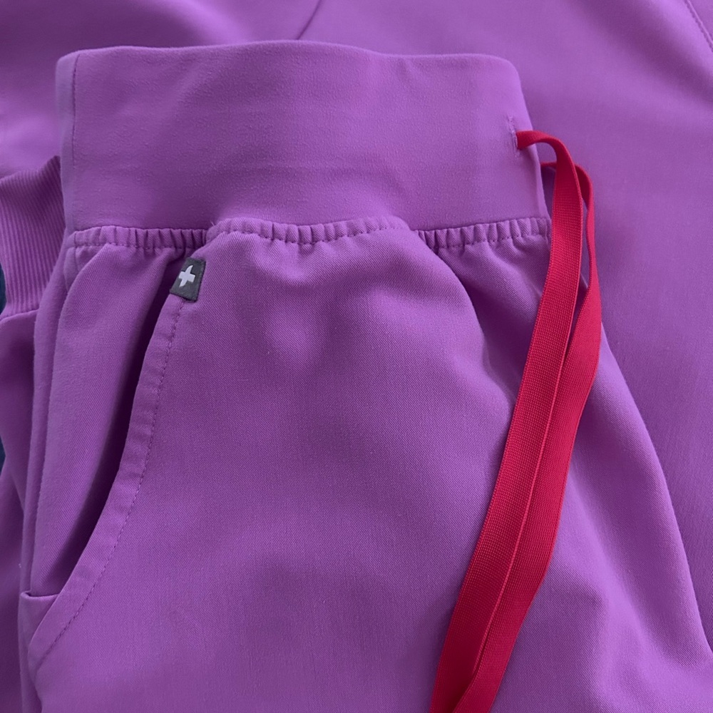 Figs scrub set - joggers (small) + one pocket top (medium) - Picture 3 of 4